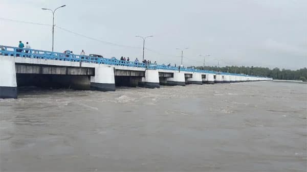 তিস্তার পানি বাড়ায় প্লাবিত চরাঞ্চল, বন্যা-নদীভাঙনের আশঙ্কায় মানুষ