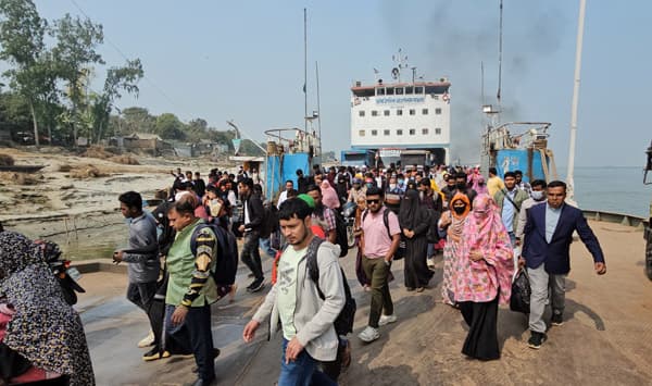 দৌলতদিয়া-পাটুরিয়া নৌরুটে ভোটযাত্রার ঢল, ঘরমুখো মানুষের ভিড়