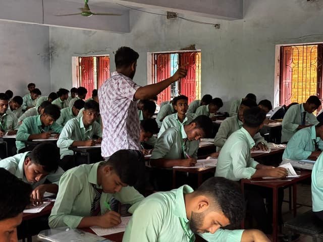 পরীক্ষাকক্ষে ছাত্রদল নেতার অনুপ্রবেশে সচিবকে শোকজ, ৪ শিক্ষক অব্যাহতি
