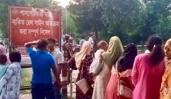 হিলি সীমান্তের শূন্য রেখা দুই দেশের দর্শনার্থীদের পদচারণায় মুখরিত