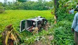 নলছিটিতে ঢাকাগামী অ্যাম্বুলেন্স খাদে পড়ে গুরুতর আহত রোগী