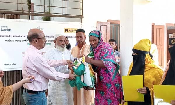 মহিপুরে নারীদের মাঝে কৃষি উপকরণ বিতরণ
