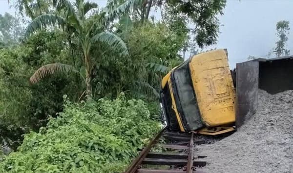 রাজারহাটে রেললাইনে বালুভর্তি ট্রাক, ট্রেন যোগাযোগ বন্ধ 