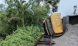 রাজারহাটে রেললাইনে বালুভর্তি ট্রাক, ট্রেন যোগাযোগ বন্ধ 