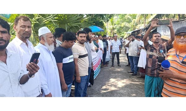 নোয়াখালীতে অস্থায়ী পুলিশ ক্যাম্প স্থাপনের দাবিতে বিক্ষোভ