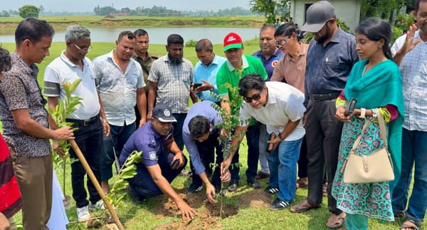 হাকিমপুর পৌরসভায় বৃক্ষরোপণ কর্মসূচির উদ্বোধন 