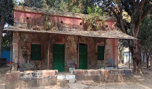 অবহেলায় ধ্বংসের পথে ঘোড়াঘাটের ঐতিহাসিক ডাকবাংলো