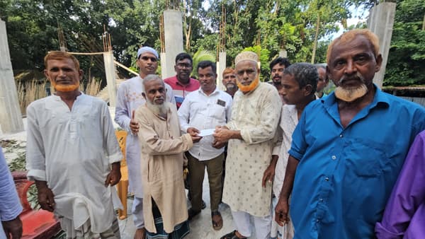 দৌলতদিয়া যদু ফকির পাড়া মসজিদ উন্নয়ন কাজে হোসাইনের সহযোগিতা প্রদান