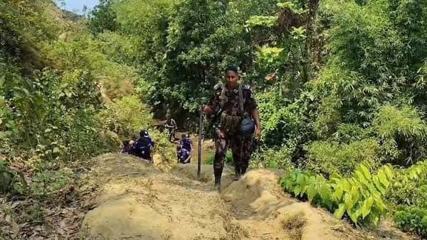 সন্ধ্যা নামলেই জনশূন্য হয়ে পড়ে টেকনাফের জনপথ