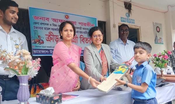 গোয়ালন্দে শিক্ষার্থীদের মাঝে ক্রীড়া সামগ্রী বিতরণ করলেন ডিসি