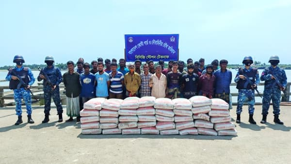 সেন্টমার্টিনে যৌথ অভিযানে সিমেন্টসহ আটক ৩৩ পাচারকারী