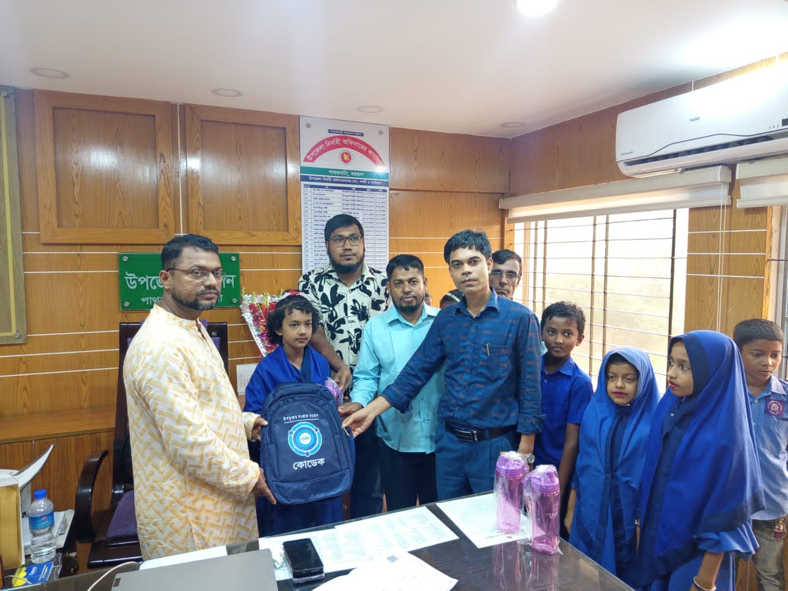 পাথরঘাটায় দেড় শতাধিক শিক্ষার্থীর মাঝে স্কুলব্যাগ ও পানির পট বিতরণ