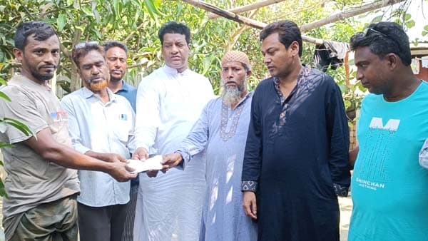 হিলিতে অসুস্থ রোগীর চিকিৎসার জন্য ঔষধ ও নগদ অর্থ সহযোগিতা