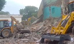 ভোরের অন্ধকারে ভারতে ১৫০ বছরের মসজিদ গুঁড়িয়ে দিল প্রশাসন
