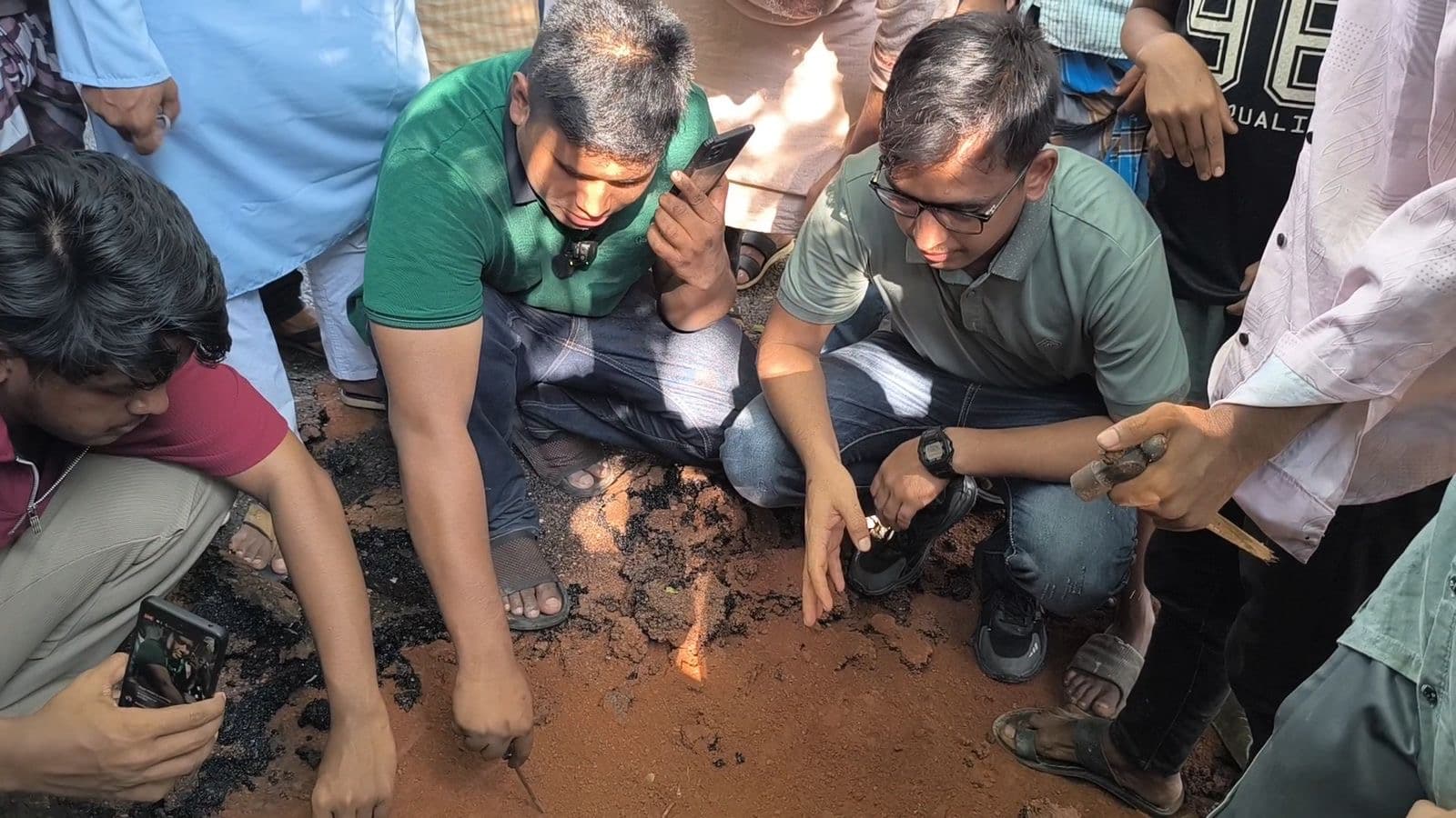 দেবীদ্বারে সড়ক নির্মাণে অনিয়ম, হাতে টেনে কার্পেটিং তুলে দেখলেন হাসনাত