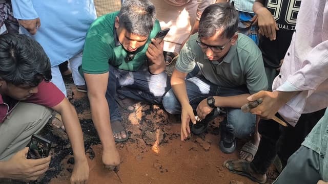 দেবীদ্বারে সড়ক নির্মাণে অনিয়ম, হাতে টেনে কার্পেটিং তুলে দেখলেন হাসনাত