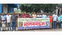 পর্যটনকর্মী আরিফ রহমানের বিরুদ্ধে অপপ্রচারের প্রতিবাদে কুয়াকাটায় মানববন্ধন