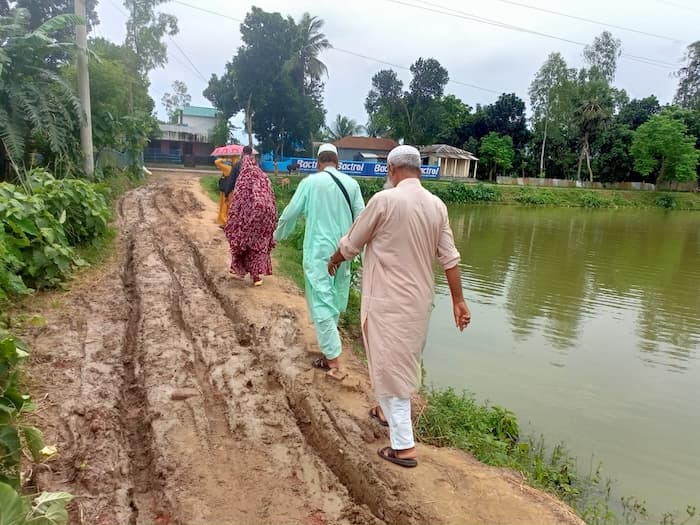 তাড়াশে ৮০ ফুট ভাঙা রাস্তায় কয়েক হাজার মানুষের দুঃসহ যাতায়াত