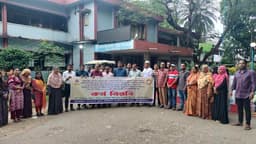 ছয় দফা দাবি আদায়ে শ্রীমঙ্গলে কর্মবিরতিতে স্বাস্থ্য সহকারীরা