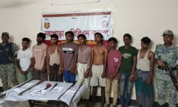 টেকনাফ রোহিঙ্গা ক্যাম্পে ডাকাতসহ ১১ জন আটক ও অস্ত্র উদ্ধার