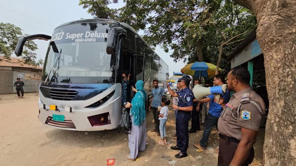 ফেরিঘাটে কড়াকড়ি নিরাপত্তা, বাস থেকে নামানো হচ্ছে যাত্রী