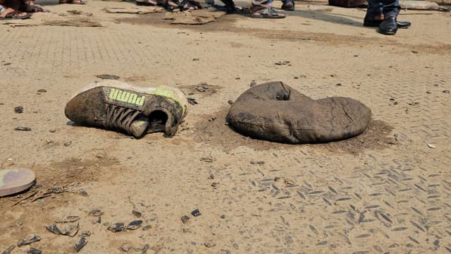 দৌলতদিয়ায় বাস ট্রাজেডি: ছড়িয়ে থাকা জুতা-কাঁচে ভয়াবহতার নিঃশব্দ সাক্ষ্য