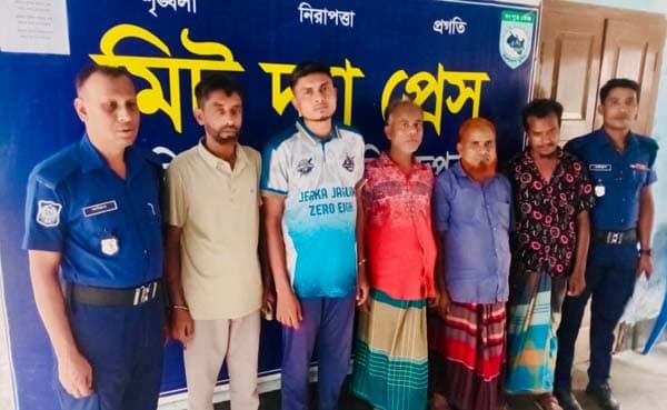 হাকিমপুরে ভ্রাম্যমাণ আদালত ও পুলিশের অভিযানে সাত জন আটক