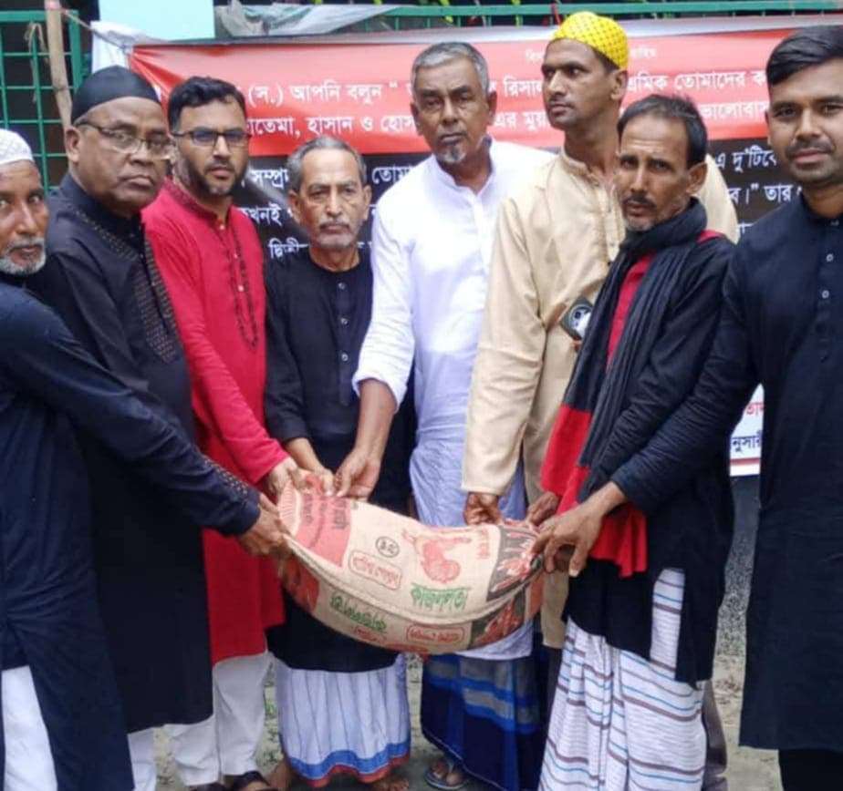গোয়ালন্দে আশুরায় ১০ ইমামবাড়িতে হোসাইন ফাউন্ডেশনের খাদ্য উপহার