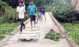 ভাঙা ব্রিজে বাঁশের পাটাতন, ঝুঁকিতে হাজারো মানুষের জীবন