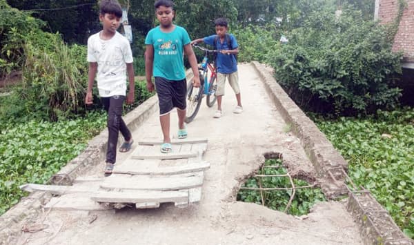 ভাঙা ব্রিজে বাঁশের পাটাতন, ঝুঁকিতে হাজারো মানুষের জীবন
