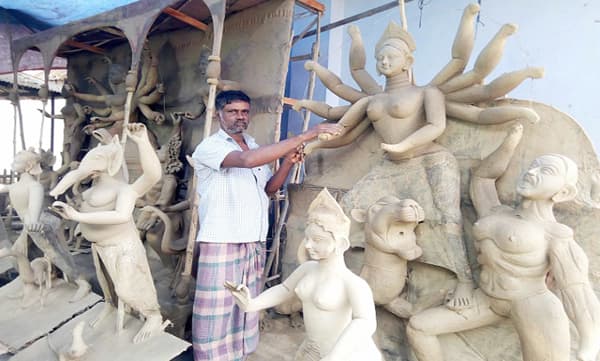 আত্রাইয়ে দুর্গাপূজার প্রস্তুতি শেষ পর্যায়ে, প্রতিমা সাজাতে ব্যস্ত শিল্পীরা