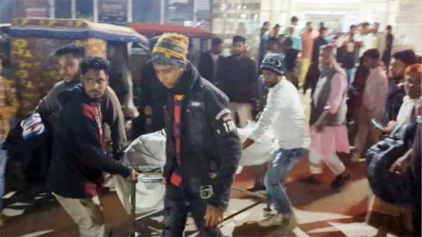 টঙ্গীবাড়িতে ট্রলির সঙ্গে সংঘর্ষে তিন যুবক নিহত