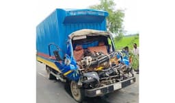 নবাবগঞ্জে ট্রাক-কাভার্ড ভ্যান মুখোমুখি সংঘর্ষ, চালকের মৃত্যু