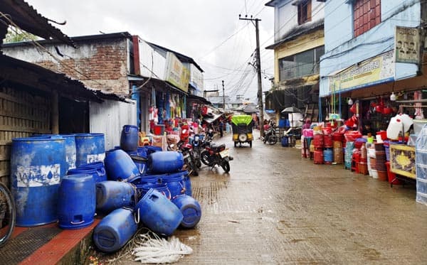 খাগড়াছড়িতে ফুটপাত দখলে শহরে বাড়ছে দুর্ঘটনার ঝুঁকি