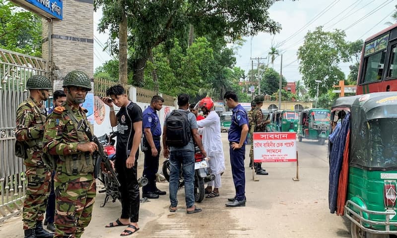 যানজট নিরসনে কুমিল্লা-সিলেট মহাসড়কে যৌথবাহিনীর অভিযান
