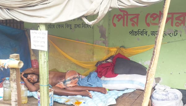 পাঁচবিবিতে মেরুদণ্ডে টিউমারে পঙ্গু চা বিক্রেতা, সহায়তার আকুতি পিতার