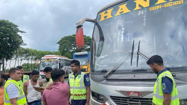 দেবিদ্বারে সড়ক দুর্ঘটনা: সেই হানিফ পরিবহনের বাস জব্দ