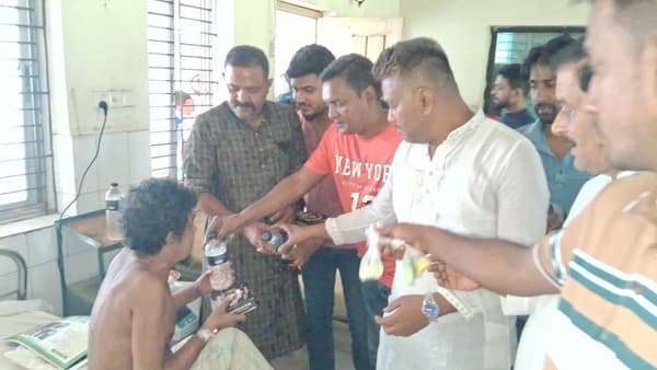 গোয়ালন্দে যুবদলের প্রতিষ্ঠাবার্ষিকীতে হাসপাতালে খাবার পরিবেশন 