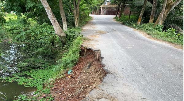 দেবীদ্বারে ৩ কোটি টাকার সড়ক ভেঙে পড়ল, বেড়েছে জনদুর্ভোগ