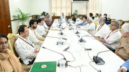 ১৩ দলের সঙ্গে বৈঠকে প্রধান উপদেষ্টা