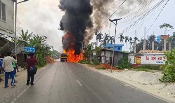 বরিশালে চালকের বুদ্ধিমত্তায় ভয়াবহ আগুন থেকে রক্ষা ফিলিং স্টেশন