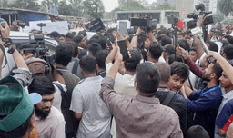 উত্তরায় বিমান দুর্ঘটনার পর ৬ দফা দাবিতে রাস্তায় শিক্ষার্থীরা