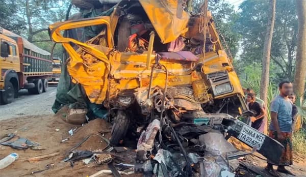 নাটোরে বাস-ট্রাকের মুখোমুখি সংঘর্ষে নিহত বেড়ে ১৪, আহত ২৫