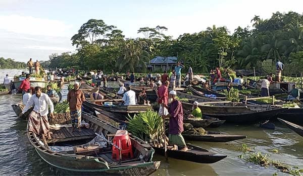 কোটি টাকার লেনদেন হয় যে ভাসমান সবজির হাটে, বিক্রি সবজি-মাছ