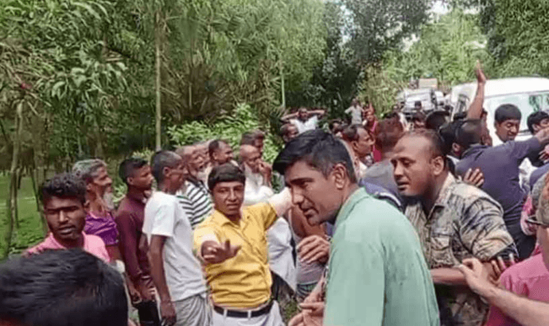 শেরপুরে পর্যটন কেন্দ্র বিরোধী বিক্ষোভে পরিবেশ উপদেষ্টার গাড়ি বহরে হামলা