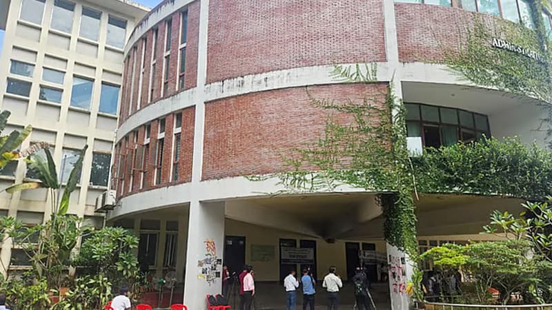 বিদ্যুৎ-পানি বিচ্ছিন্ন, তালাবদ্ধ ভবনে নির্ঘুম রাত কাটালেন চুয়েট উপাচার্য