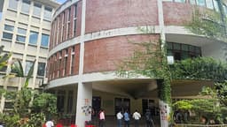 বিদ্যুৎ-পানি বিচ্ছিন্ন, তালাবদ্ধ ভবনে নির্ঘুম রাত কাটালেন চুয়েট উপাচার্য