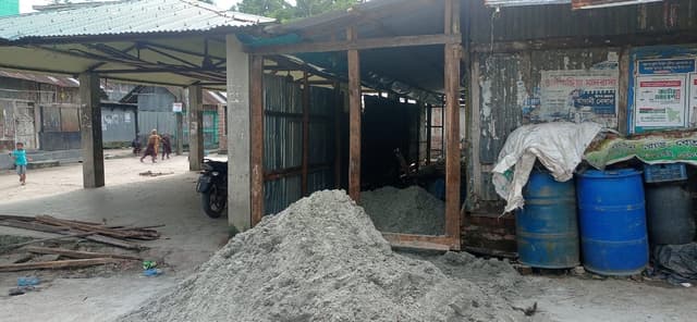 কাঁঠালিয়ায় সরকারি খালে ঘর নির্মাণ, প্রশাসনের রহস্যজনক নীরবতা