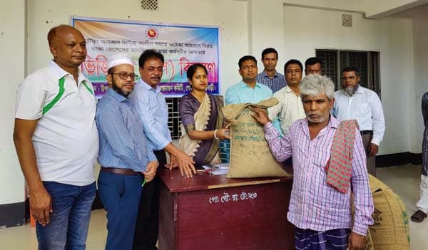 গোয়ালন্দ পৌরসভায় জেলেদের মধ্যে ভিজিএফ'র চাল বিতরণ