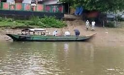 আত্রাইয়ের সমসপাড়ায় ব্রিজ না থাকায় ভোগান্তিতে গ্রামবাসী